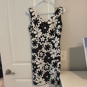 Black and White V-Neck Sheath Dress for Cocktail Events